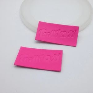 Toppa in pelle con motivo a rilievo in colore rosa personalizzato